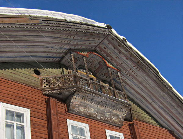 Верхняя Тойма - старый дом с резным балконом и расписными фронтонами