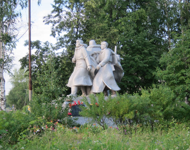 Верхняя Тойма. Памятник воинам-землякам, павшим в Великой Отечественной войне 1941-45 годов